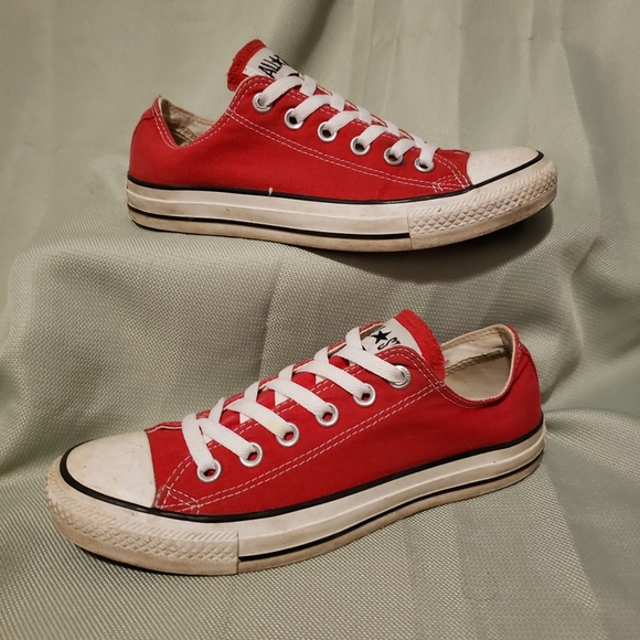 beat up red converse